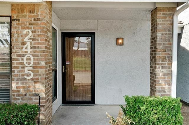 17490 Meandering Way in Dallas, TX - Building Photo