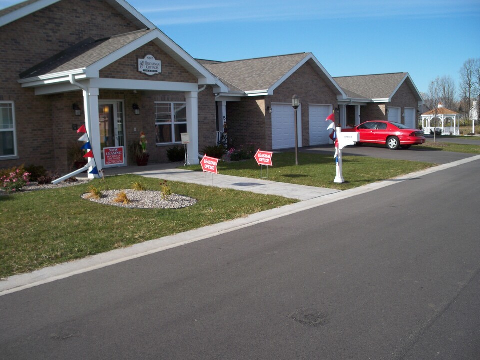 Buchanan Cottages in Appleton, WI - Foto de edificio