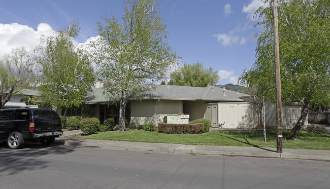 Willows Apartments in Calistoga, CA - Foto de edificio - Building Photo