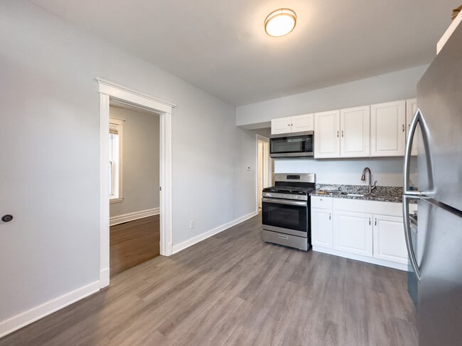 3649 W Montrose Ave, Unit M01H in Chicago, IL - Foto de edificio - Building Photo
