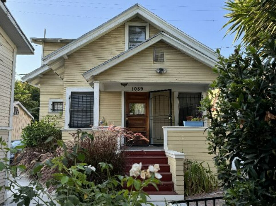 1089 W 30th St in Los Angeles, CA - Building Photo