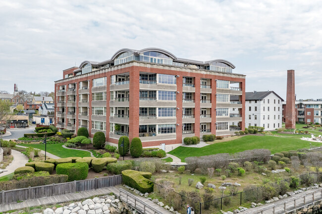 Stone Harbor Condominiums in Bristol, RI - Foto de edificio - Building Photo