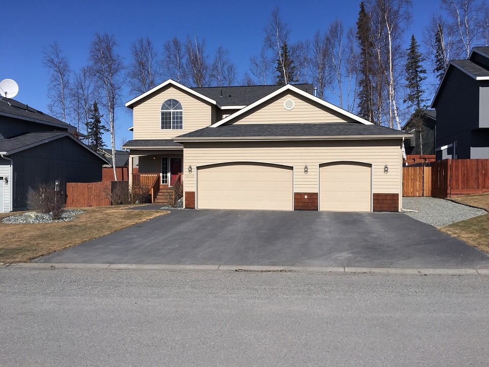 16123 Rosenburg Cir in Anchorage, AK - Building Photo