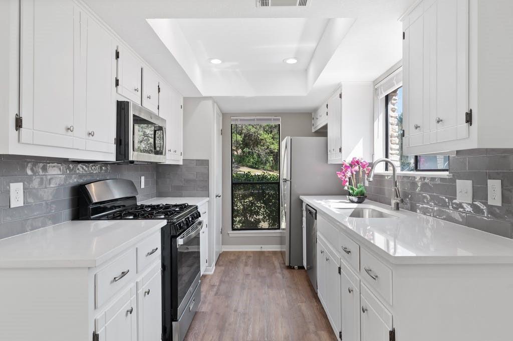 1930 Holly Hill Dr in Austin, TX - Building Photo