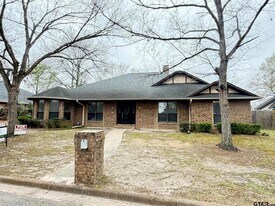 2304 Deanna Ave in Mount Pleasant, TX - Building Photo