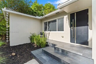 251 NE 44th St in Miami, FL - Building Photo - Building Photo