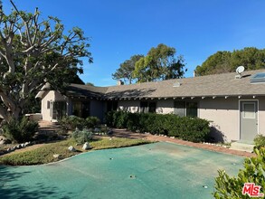 29242 Sea Lion Pl in Malibu, CA - Foto de edificio - Building Photo