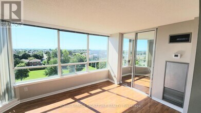 550 Webb Dr in Mississauga, ON - Building Photo - Building Photo