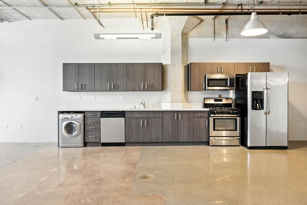 825 East 4th St in Los Angeles, CA - Building Photo