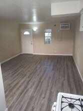 6939 Hazeltine Ave, Unit F202 in Los Angeles, CA - Foto de edificio - Building Photo