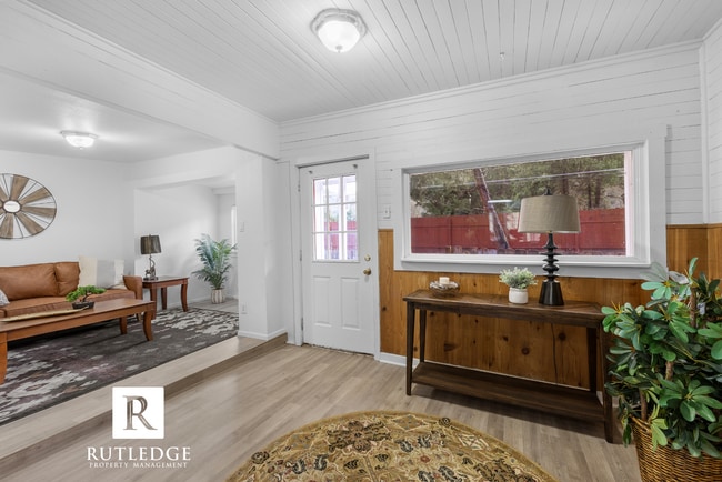 454 Rogue River Hwy in Gold Hill, OR - Building Photo - Building Photo