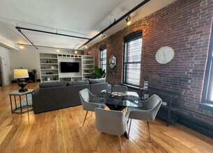 138 Woodland Rd, Unit 6 in Chestnut Hill, MA - Foto de edificio - Building Photo