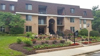 Oakton Park Apartments