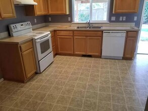 5386 Burbank St N in Keizer, OR - Building Photo - Building Photo