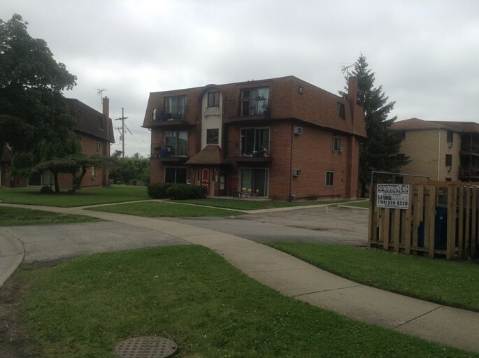 390 W Hillside Dr in Bensenville, IL - Building Photo