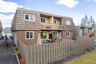 4117 Bow Trl SW in Calgary, AB - Building Photo