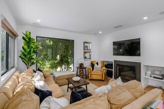 343 N Skyewiay Rd in Los Angeles, CA - Building Photo - Building Photo