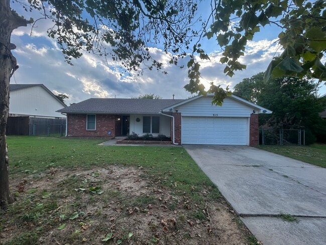 property at 915 Oak Hill Rd