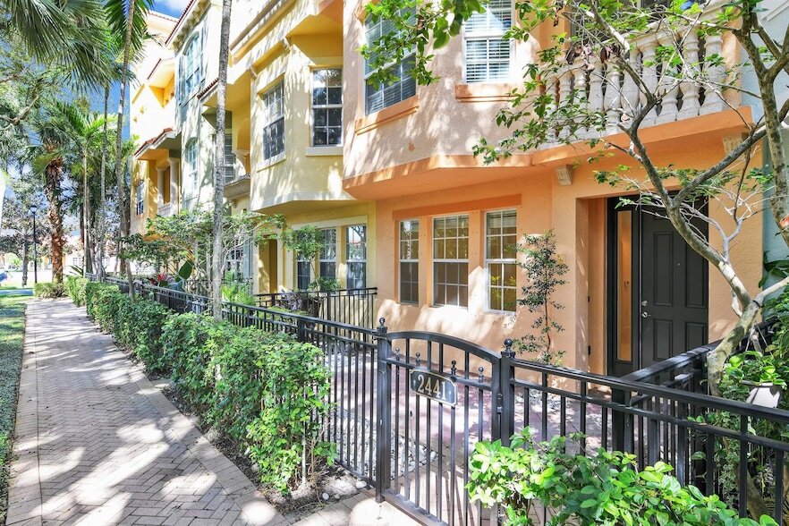 2441 San Pietro Cir, Unit 19-00 in Palm Beach Gardens, FL - Building Photo