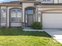 3022 Red Oak Ct in Turlock, CA - Foto de edificio - Building Photo