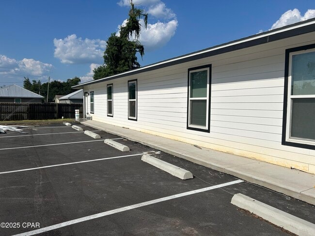 property at 2913 E 5th Ct