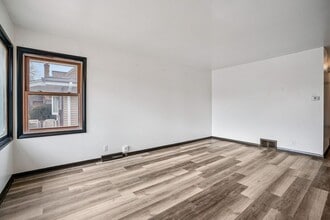 8610 W Potomac Ave in Milwaukee, WI - Foto de edificio - Building Photo