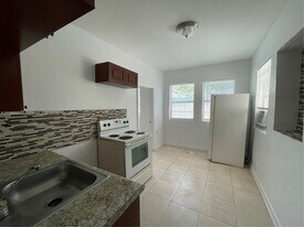 1060 NW 47th St in Miami, FL - Building Photo