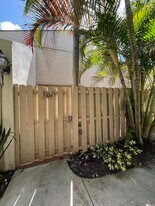 616 Executive Center Dr in West Palm Beach, FL - Building Photo