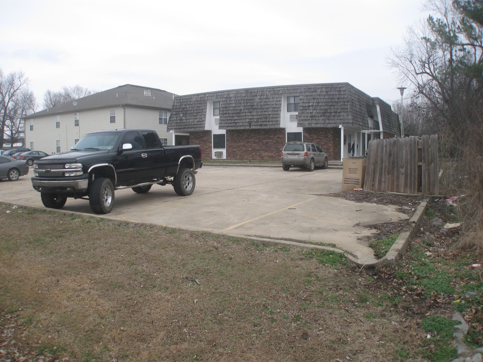 201-203 S Baggett St in Prairie Grove, AR - Building Photo