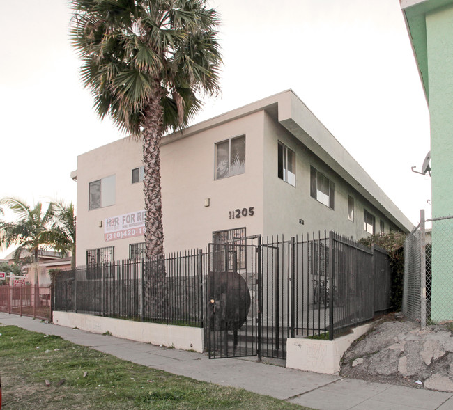 11205 S Broadway in Los Angeles, CA - Building Photo - Building Photo