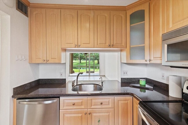 9470 Poinciana Pl in Davie, FL - Building Photo - Building Photo