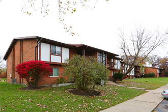 Garden Quarter Apartments in McHenry, IL - Foto de edificio - Building Photo