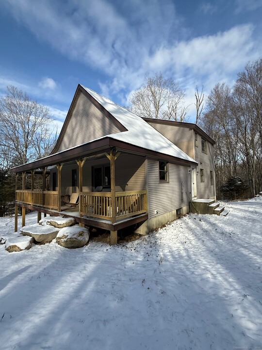 1086 Falls Rd in East Haddam, CT - Building Photo