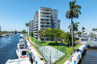 Isla Del Mar in Miami, FL - Foto de edificio - Building Photo