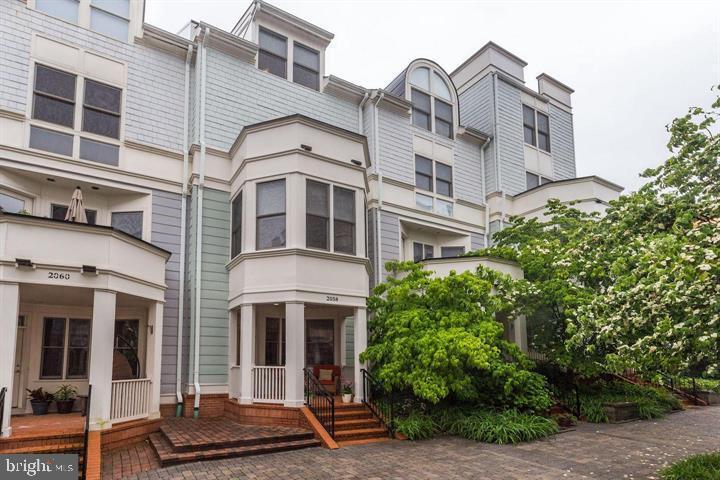 2058 N Oakland St in Arlington, VA - Building Photo