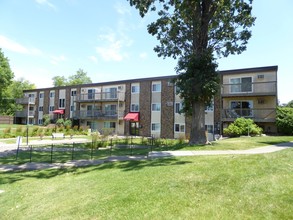 Valley Place Apartments in Crystal, MN - Building Photo - Building Photo