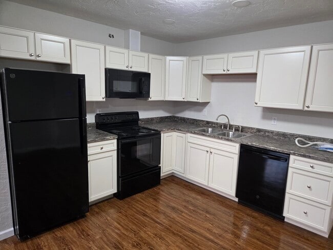 1357 US-30, Unit #1 in Laughlintown, PA - Foto de edificio - Building Photo