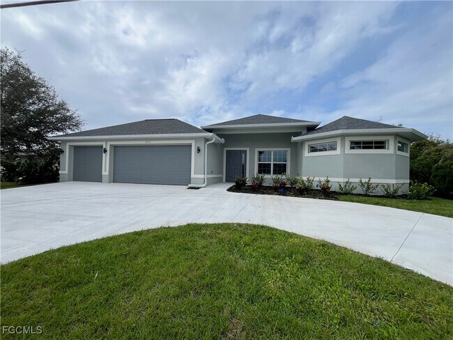 4012 Country Club Blvd in Cape Coral, FL - Building Photo - Building Photo