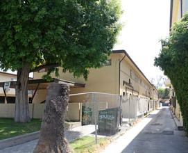 7438 Haskell Ave in Van Nuys, CA - Building Photo - Building Photo