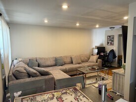 35 Amaron Ln in Staten Island, NY - Building Photo