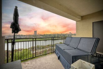 1019 Costa Pacifica Way in Oceanside, CA - Building Photo - Building Photo
