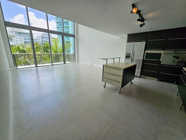 6000 Collins Ave, Unit 528 in Miami Beach, FL - Foto de edificio - Building Photo