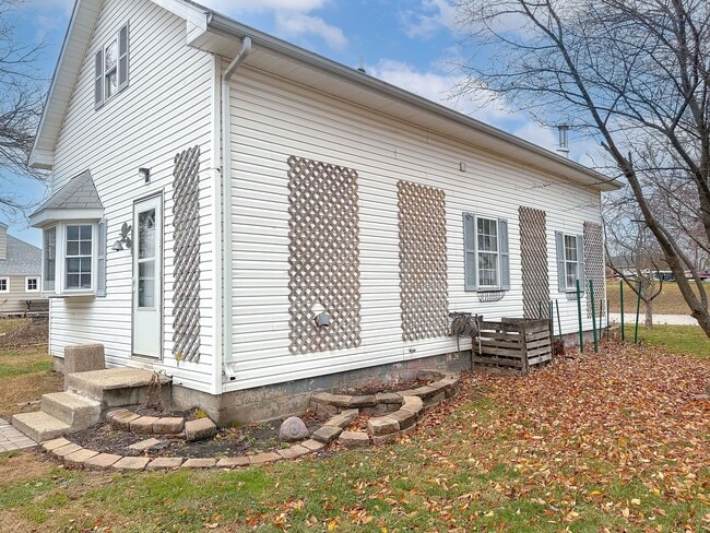 property at 803 E Spraker St