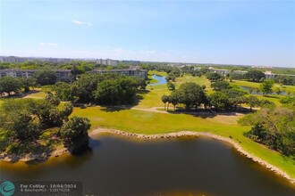 3510 Oaks Way in Pompano Beach, FL - Building Photo - Building Photo