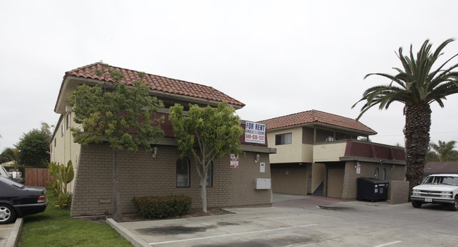 The Elm Street Townhomes in Huntington Beach, CA - Building Photo - Building Photo