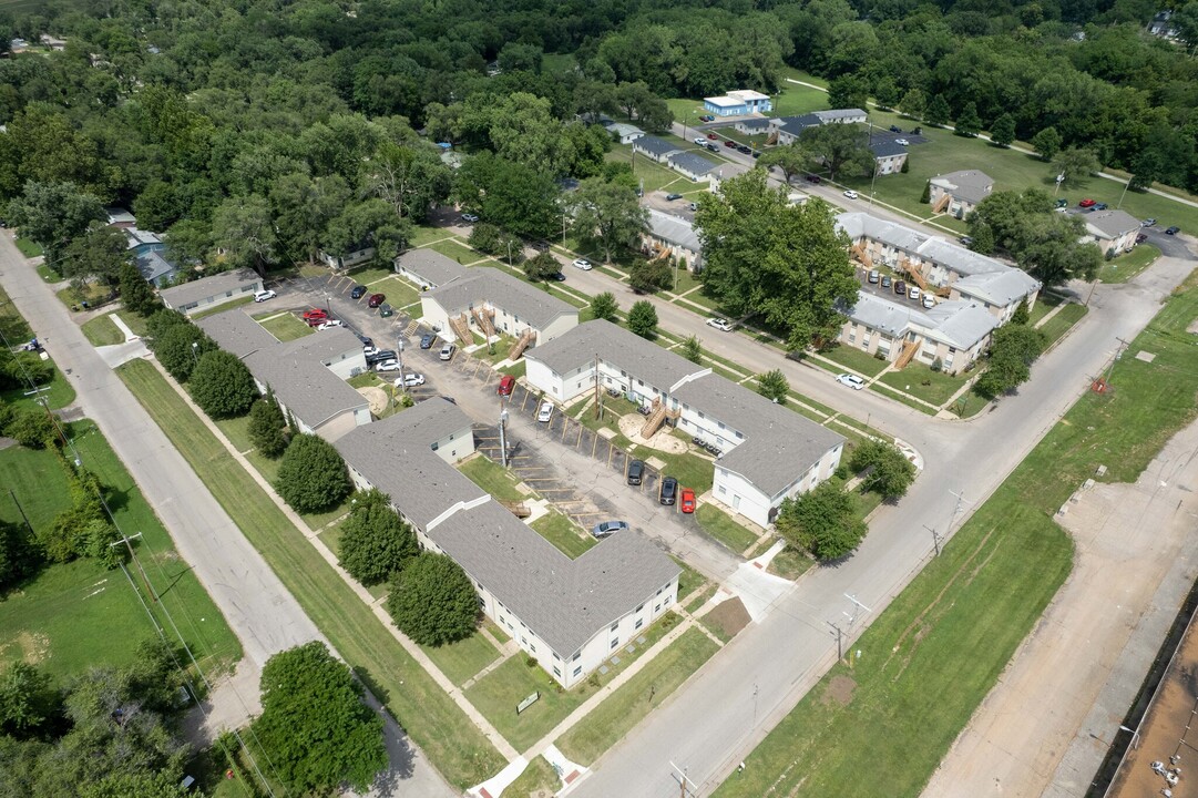 Deer Creek Apartments in Topeka, KS - Building Photo