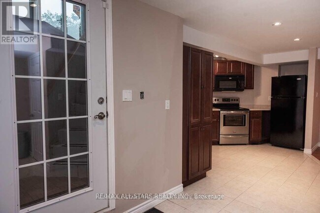 1915 Rosebank Rd in Pickering, ON - Building Photo - Building Photo