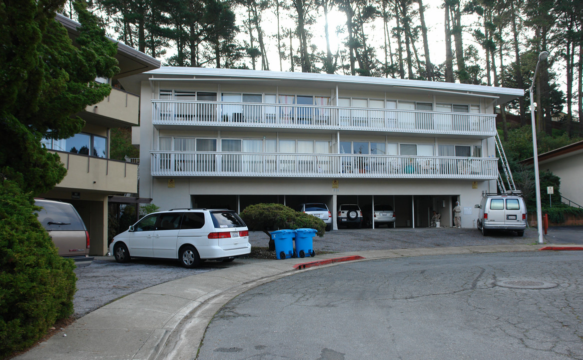 130 Eastburn Ct in San Bruno, CA - Building Photo