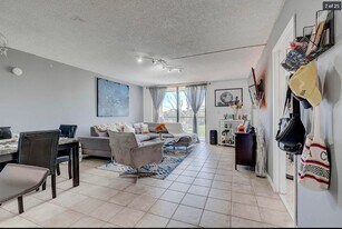 5570 NW 44th St, Unit 412A in Lauderhill, FL - Building Photo