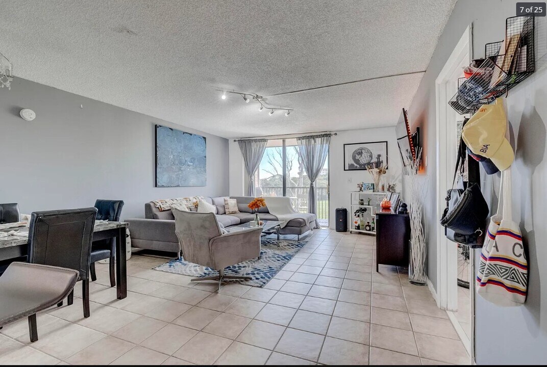 5570 NW 44th St, Unit 412A in Lauderhill, FL - Building Photo